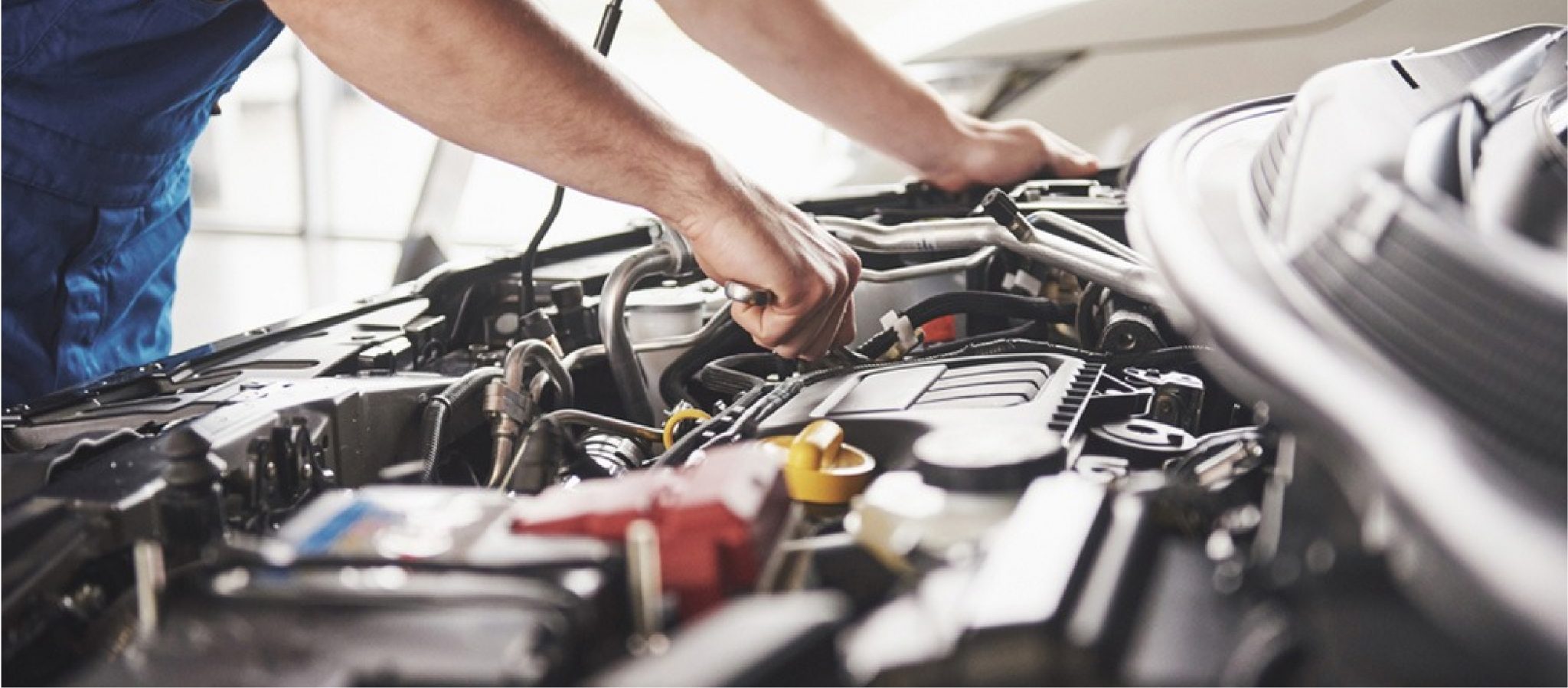 Motor de auto siendo reparado por agua