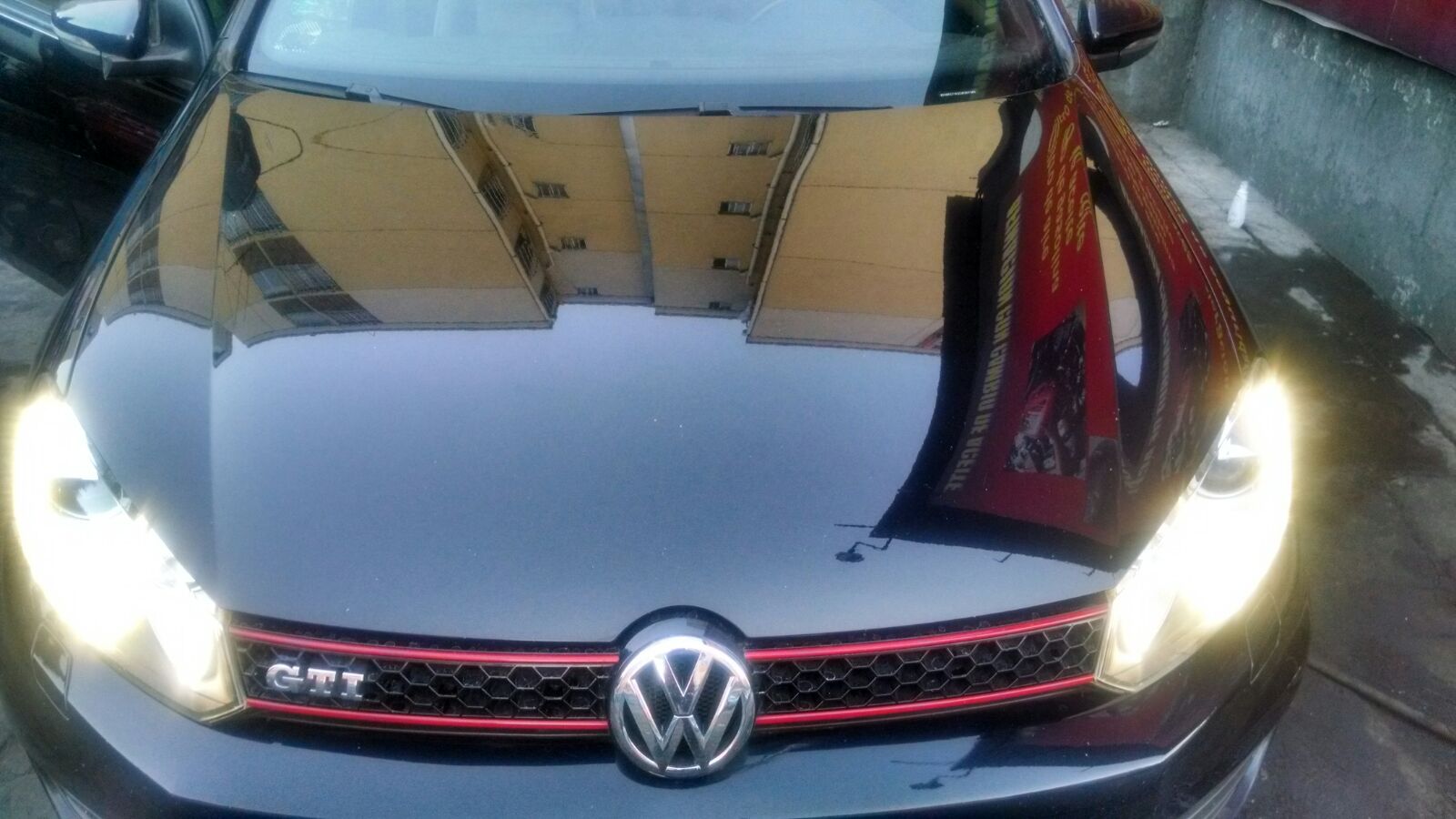 Auto brillante después de encerado profesional