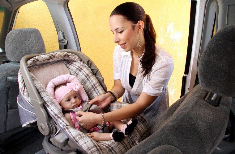 Bebé recién nacido en asiento de coche