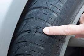 Llantas desgastadas por ignorar indicaciones de velocidad