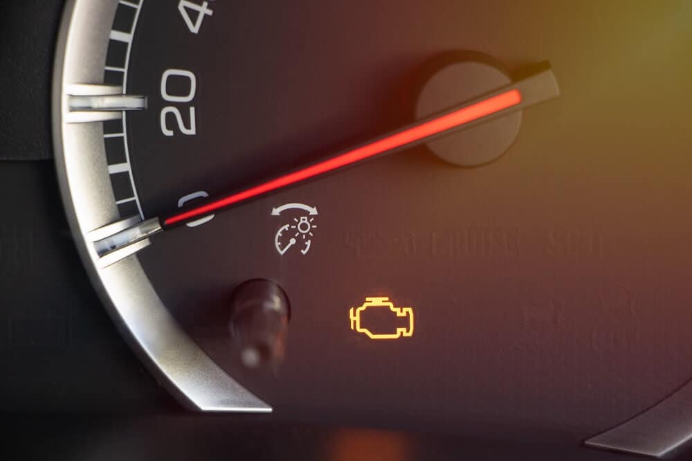 Qué fallas indica el check engine 4 Motor de un automóvil con luz encendida