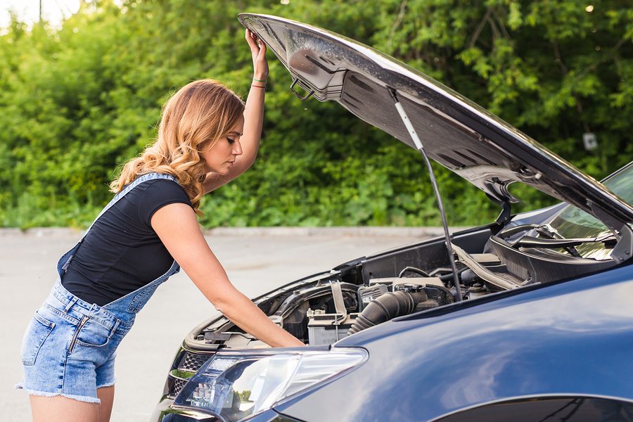 Qué se debe tener en el auto para viajar 5 Auto en taller siendo revisado antes viaje