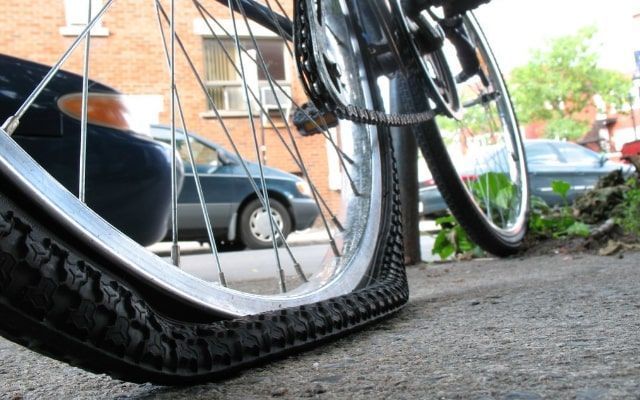 Que hay dentro de una llanta de bicicleta 3 Llanta de bicicleta con pinchadura reparada