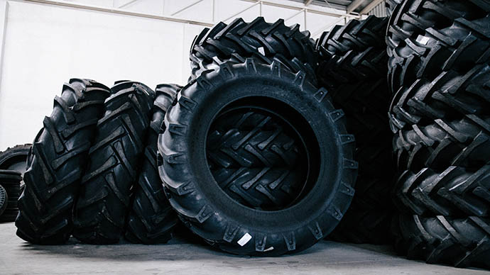Llanta de tractor comparando diferentes pesos
