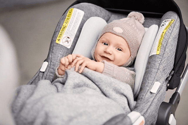 Bebé de 6 meses en asiento de coche