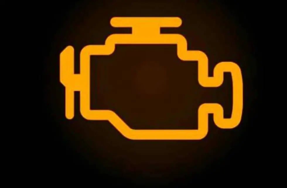 Tablero de un carro con luz amarilla