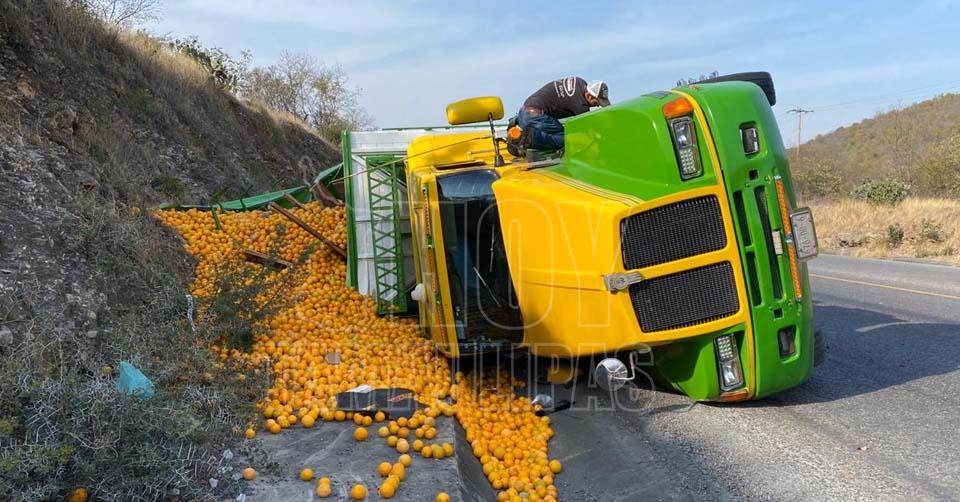Camión cargado desequilibrado en una carretera