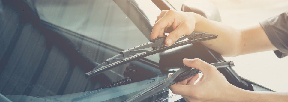 Limpiaparabrisas nuevo siendo instalado en auto