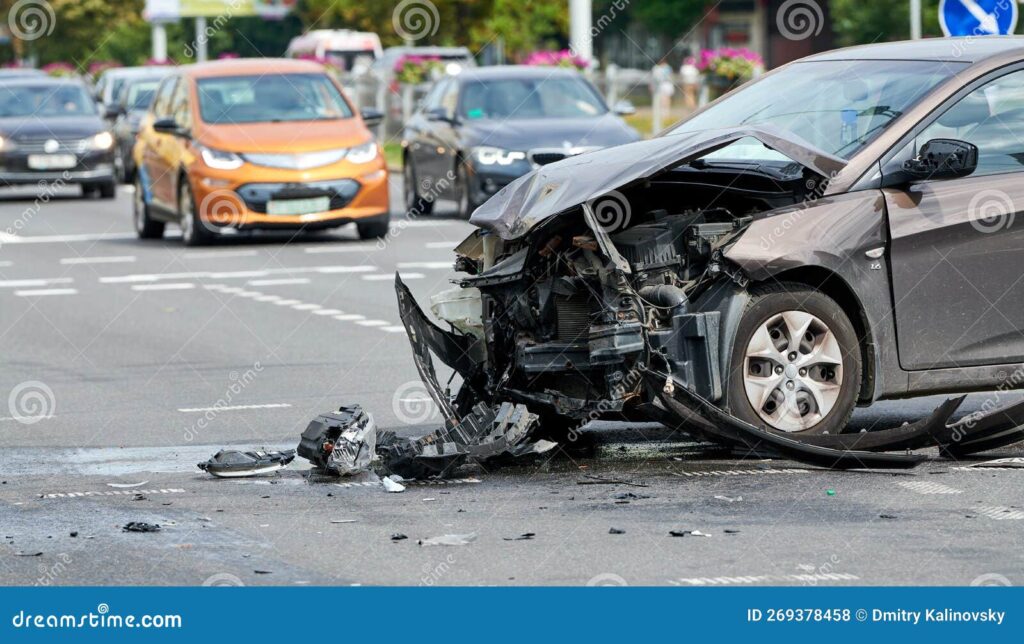 accidente de coche colision en la calle ciudad automovilistico automovil danado que permanece una encrucijada 269378458
