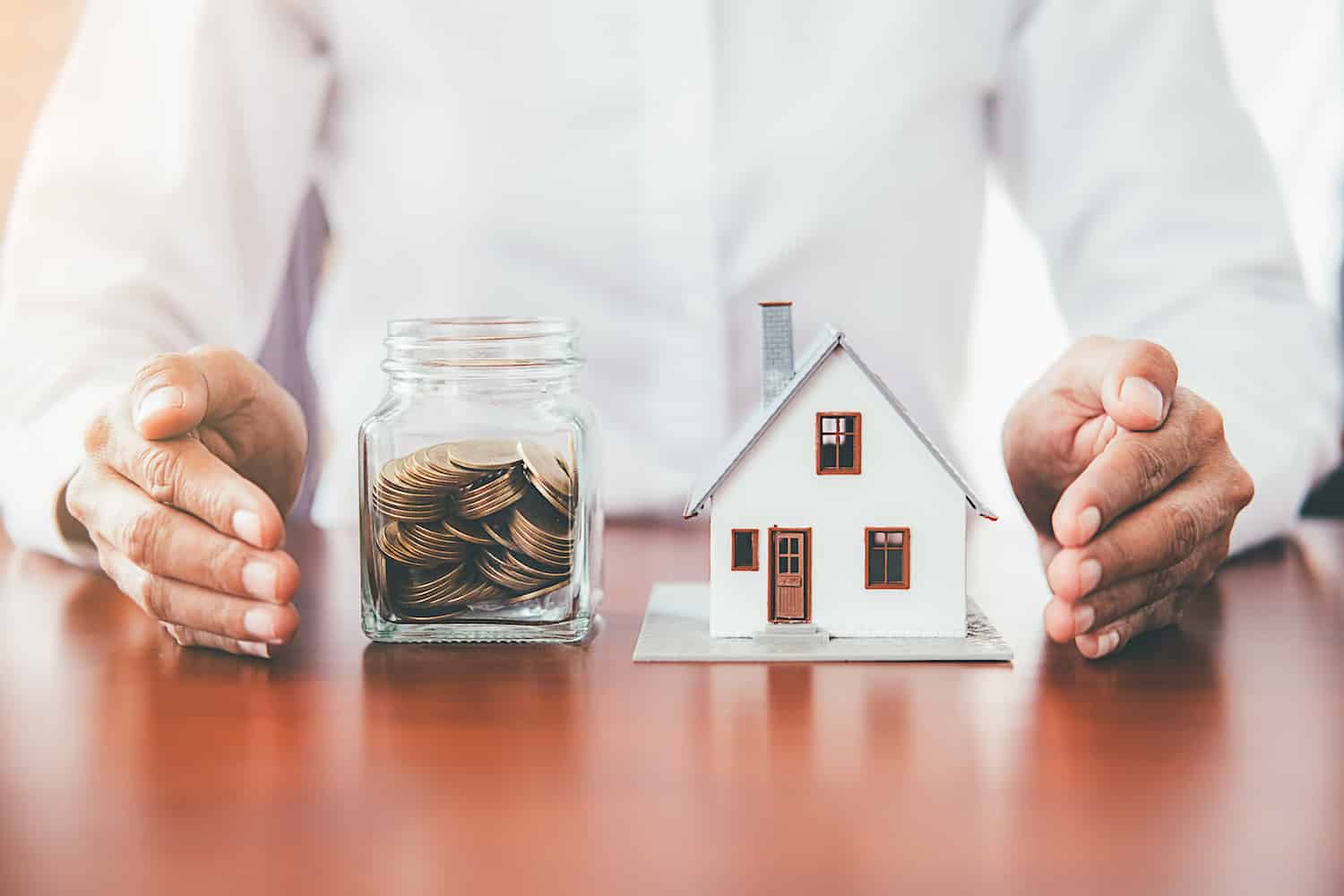 Persona ahorrando dinero en su hogar
