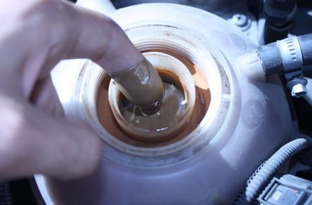 Agua ingresando a un motor de auto