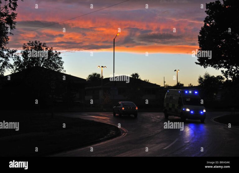 Qué hacer en caso de accidente de tráfico 1 ambulancia en carretera atardecer