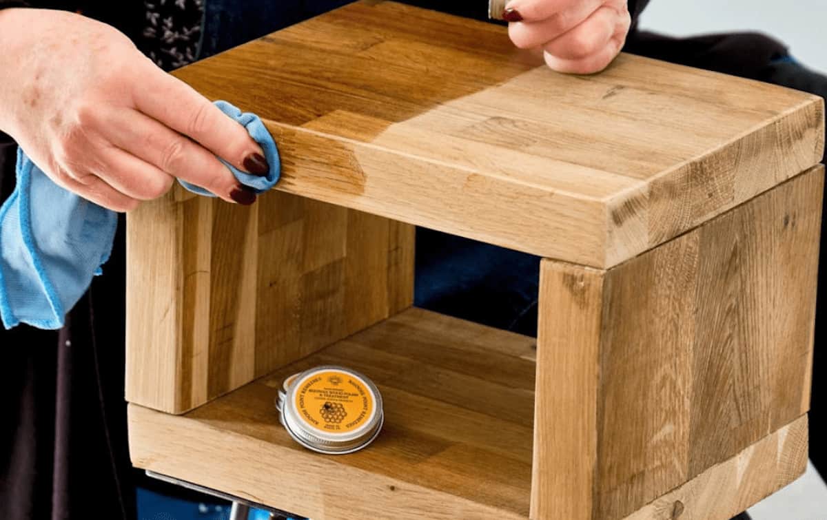 Manos aplicando cera en diferentes superficies