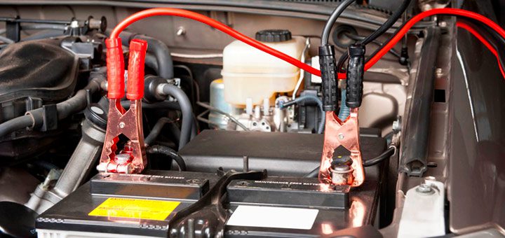 Batería de auto siendo cargada correctamente