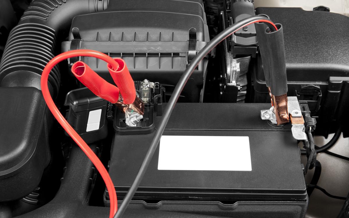 Coche con cables de batería invertidos