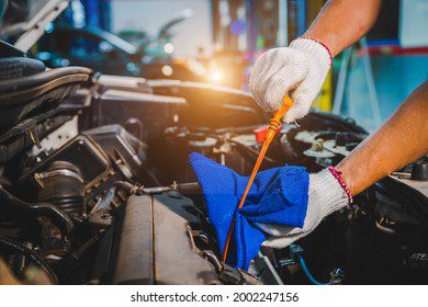 Por qué mi carro hace un ruido cuando lo prendo 4 Manos revisando motor de un carro