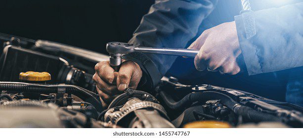Cuándo afinar la transmisión automática 1 auto mechanic working on car 260nw 1455747767
