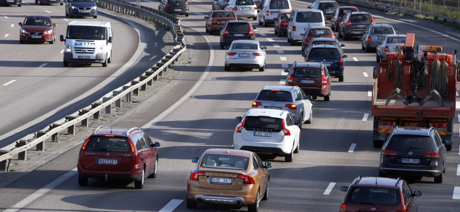Cuántos km recorres con 10 litros de gasolina 4 Coche eficiente conduciendo en carretera sin tráfico