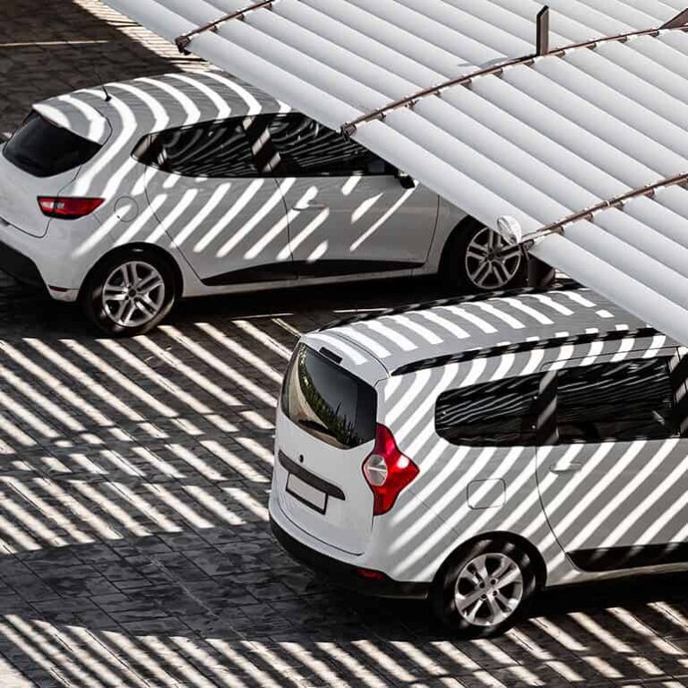 autos estacionados bajo sombra 1