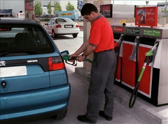 Persona siguiendo procedimientos de seguridad con gasolina