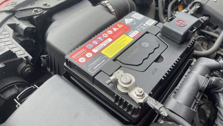 Cambiar la batería del coche: Guía para hacerlo tú mismo o con ayuda profesional 1 bateria coche 1
