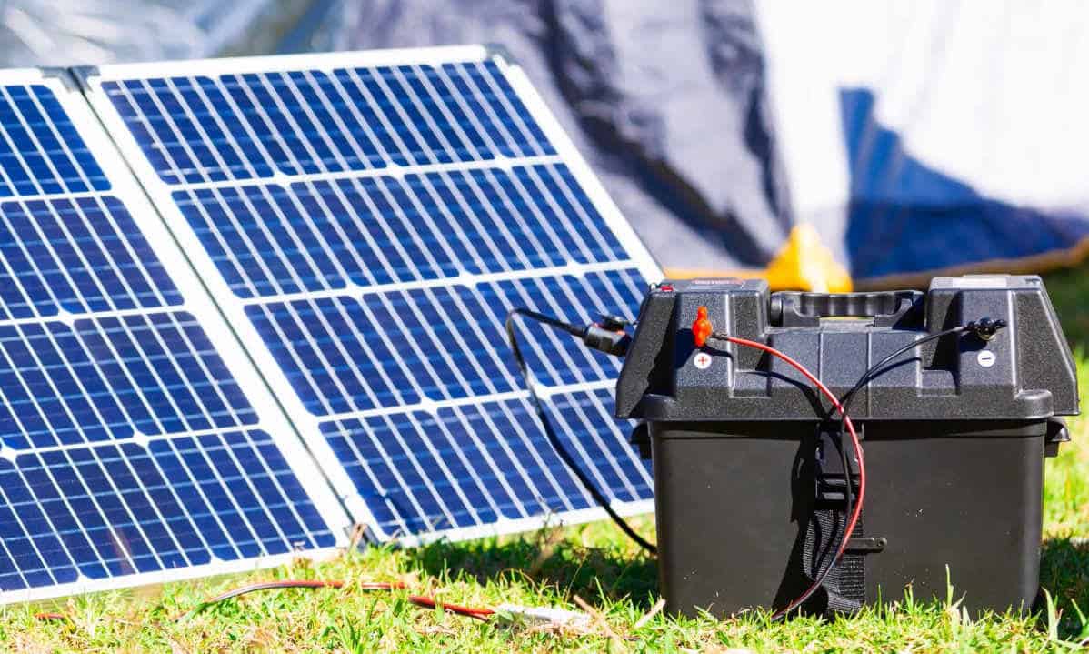 Batería cargándose con energía solar limpia
