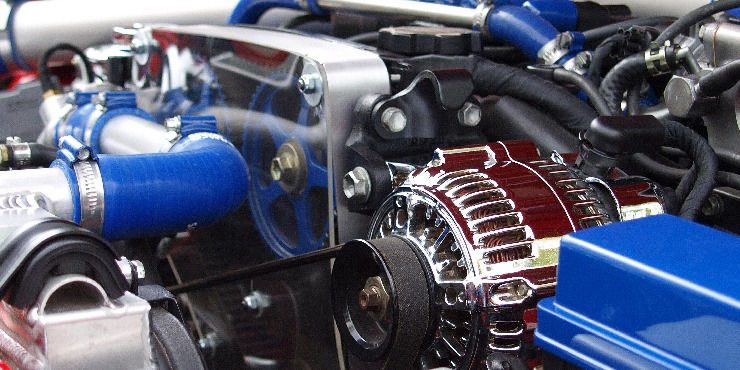 Motor de auto siendo revisado profesionalmente