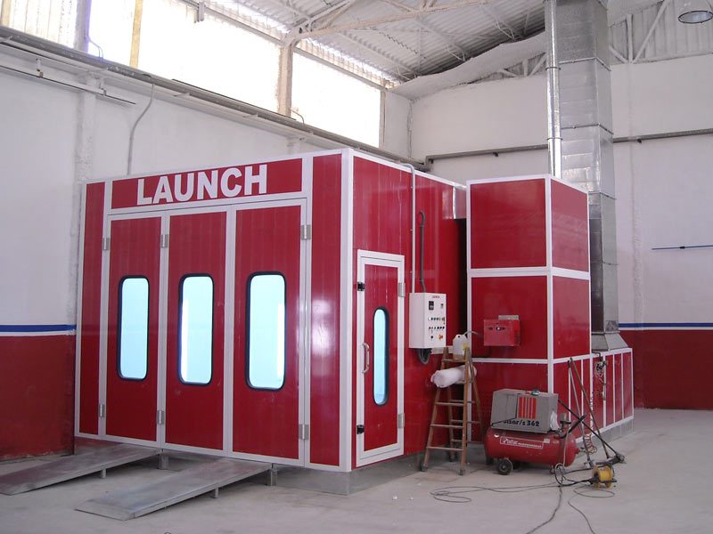 Pintura automotriz secándose en cabina especializada