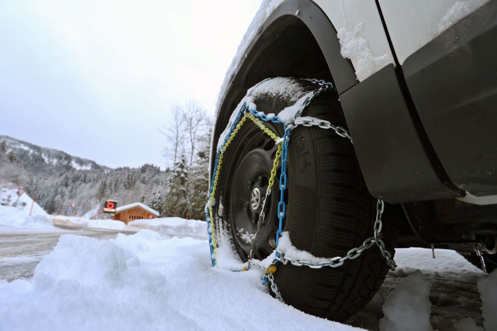 Vehículo con cadenas en la nieve