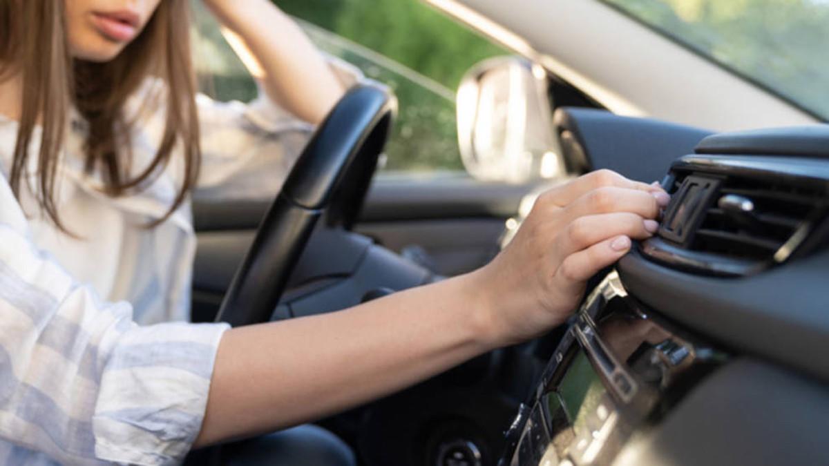Persona conduciendo un coche con aire acondicionado