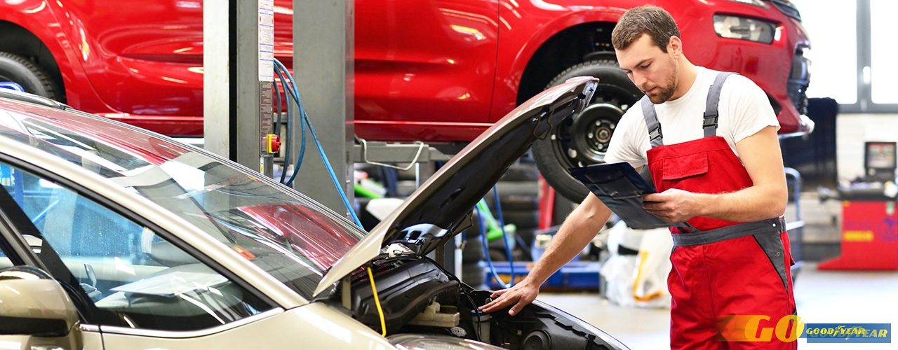 Batería de coche siendo revisada por mecánico
