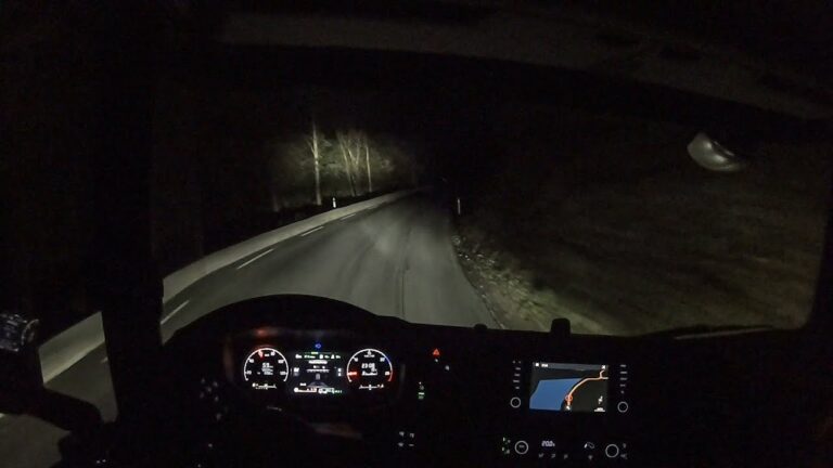 camion scania en carretera de noche