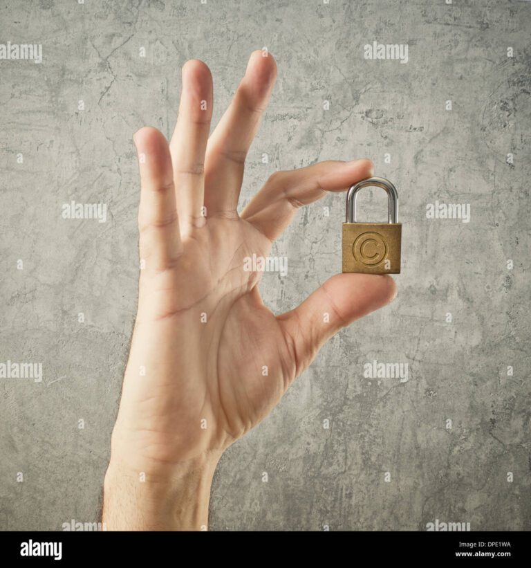 candado mano sujetando con el simbolo de copyright concepto de seguridad y seguros dpe1wa