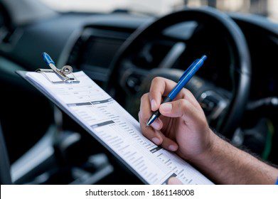 Persona revisando el interior de su carro
