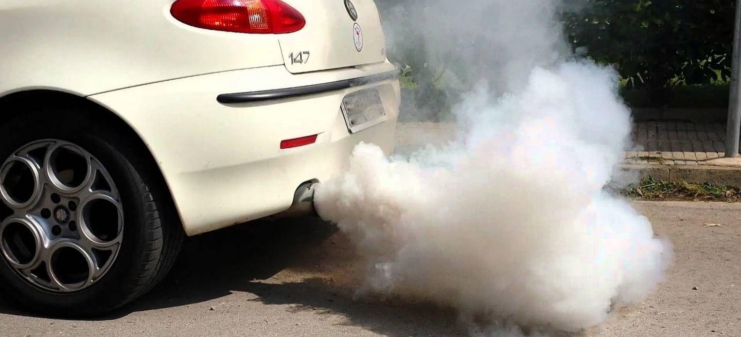 Humo blanco saliendo de un automóvil