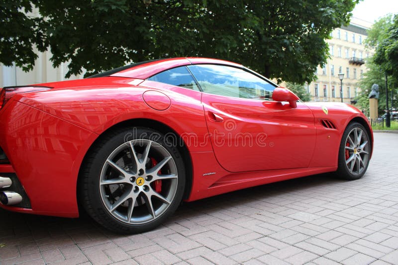Ferrari rojo brillante en la carretera