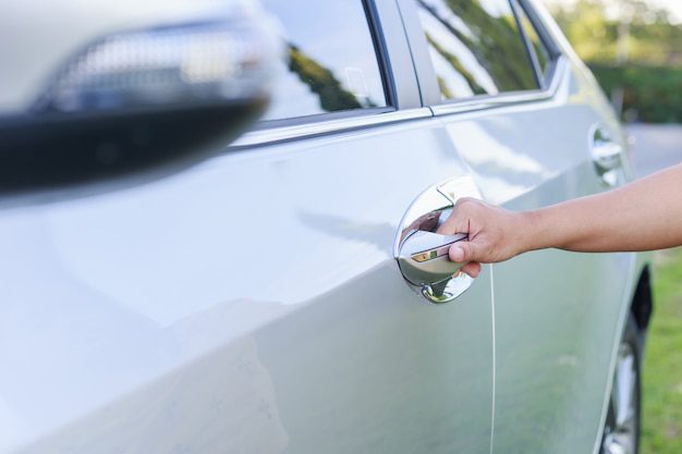 cerrar mano mujer abriendo puerta coche 30478 986