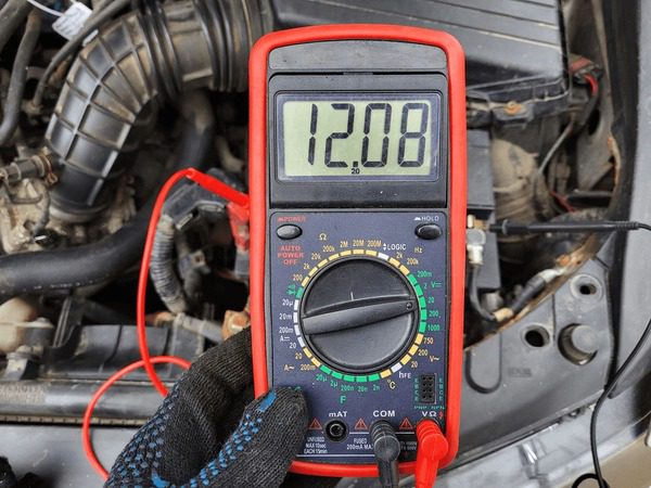 Batería de coche con voltímetro mostrando carga