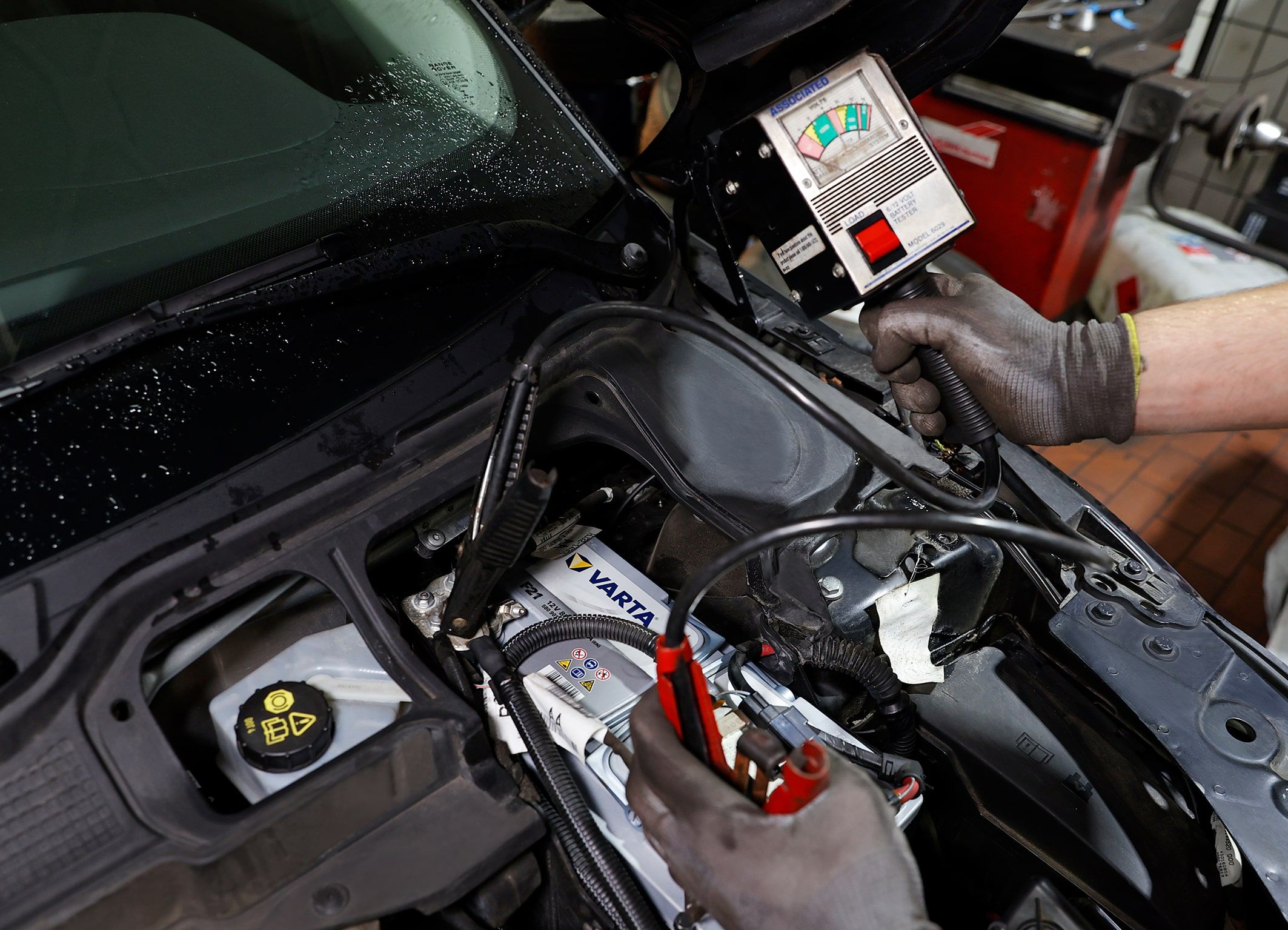 Qué pasa si pongo una batería normal a un coche con Star Stop 6 Batería de coche siendo revisada por mecánico