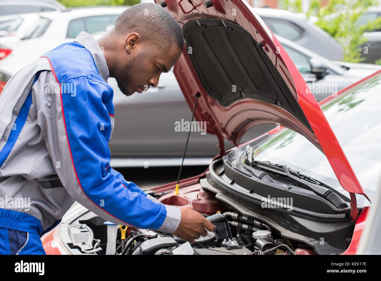 Persona revisando la batería del coche