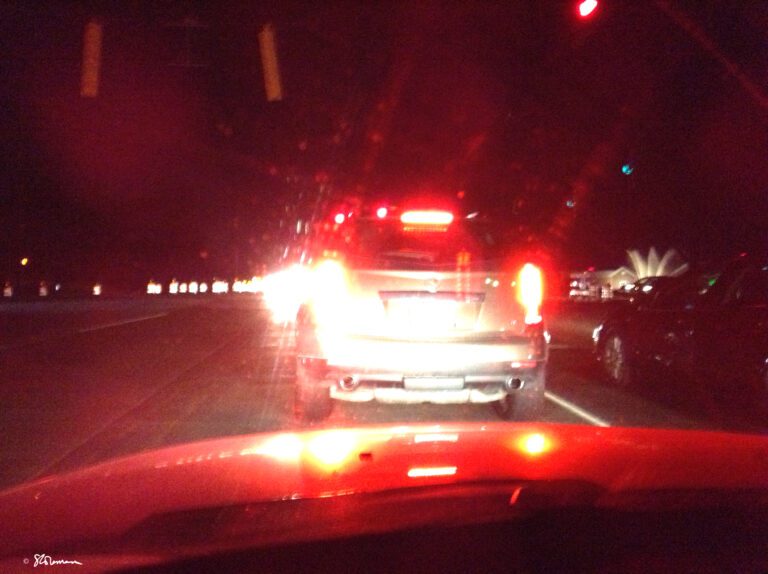 coche con luces led brillantes