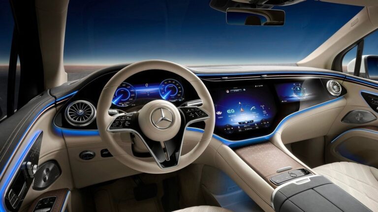 coche de lujo con pantalla de entretenimiento