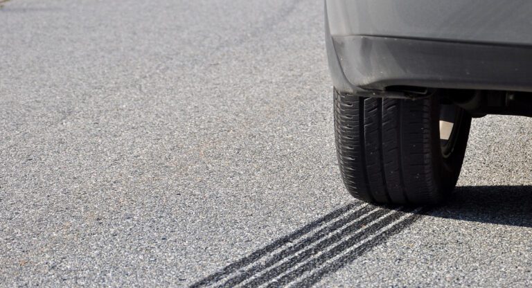 coche en carretera con frenos en buen estado