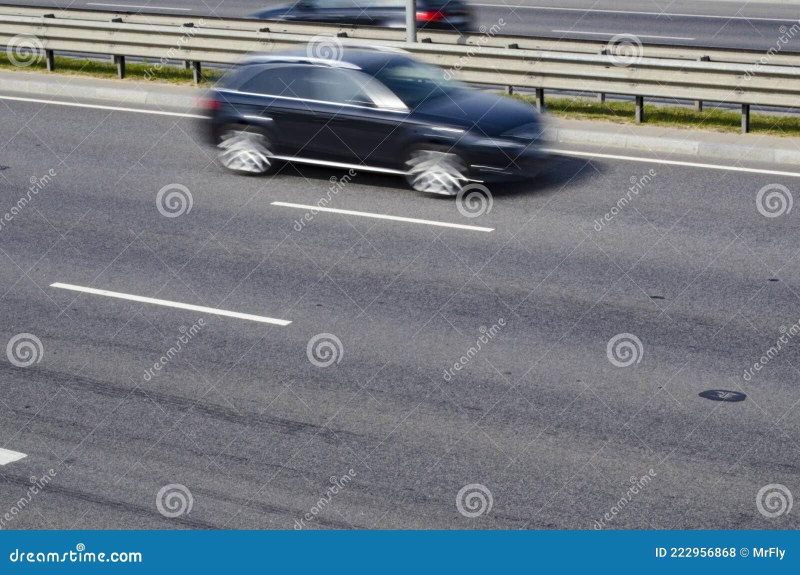 Coche en movimiento en carretera soleada