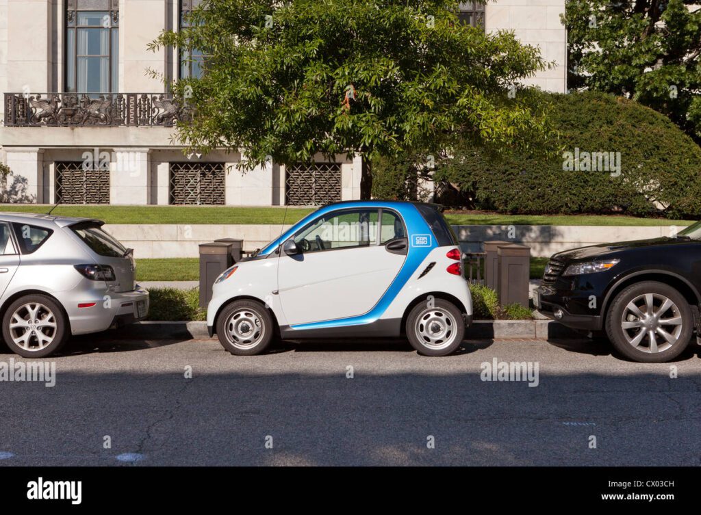 coche estacionado en espacio reducido