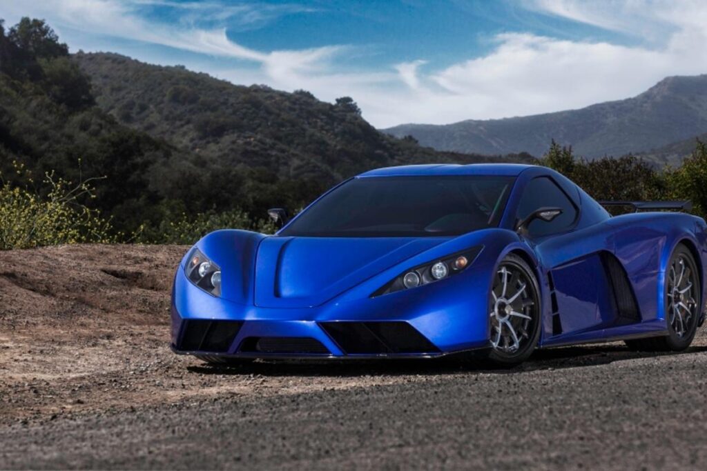 coche hibrido deportivo en movimiento