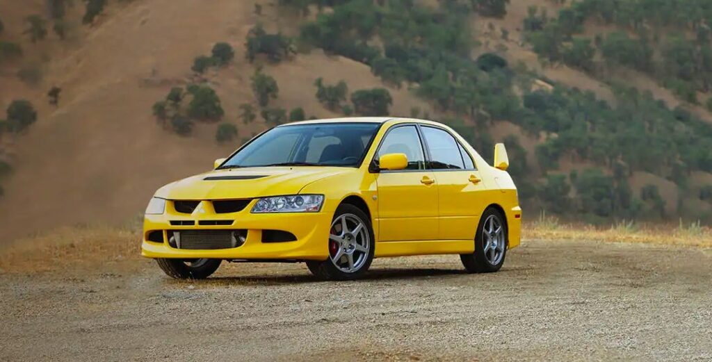 coche mitsubishi en la carretera 1