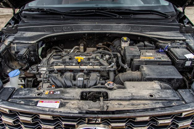 Motor de coche con capó abierto