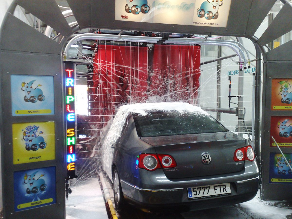 Coche brillante en un lavadero automático