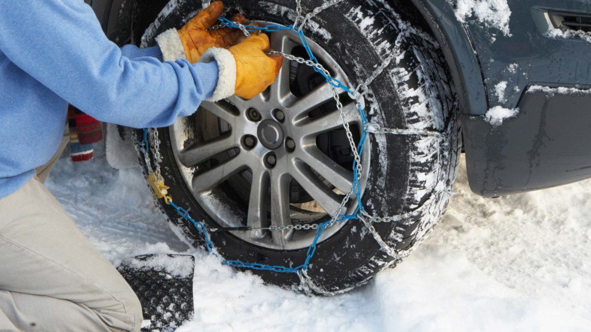 Cadenas de nieve en carretera nevada